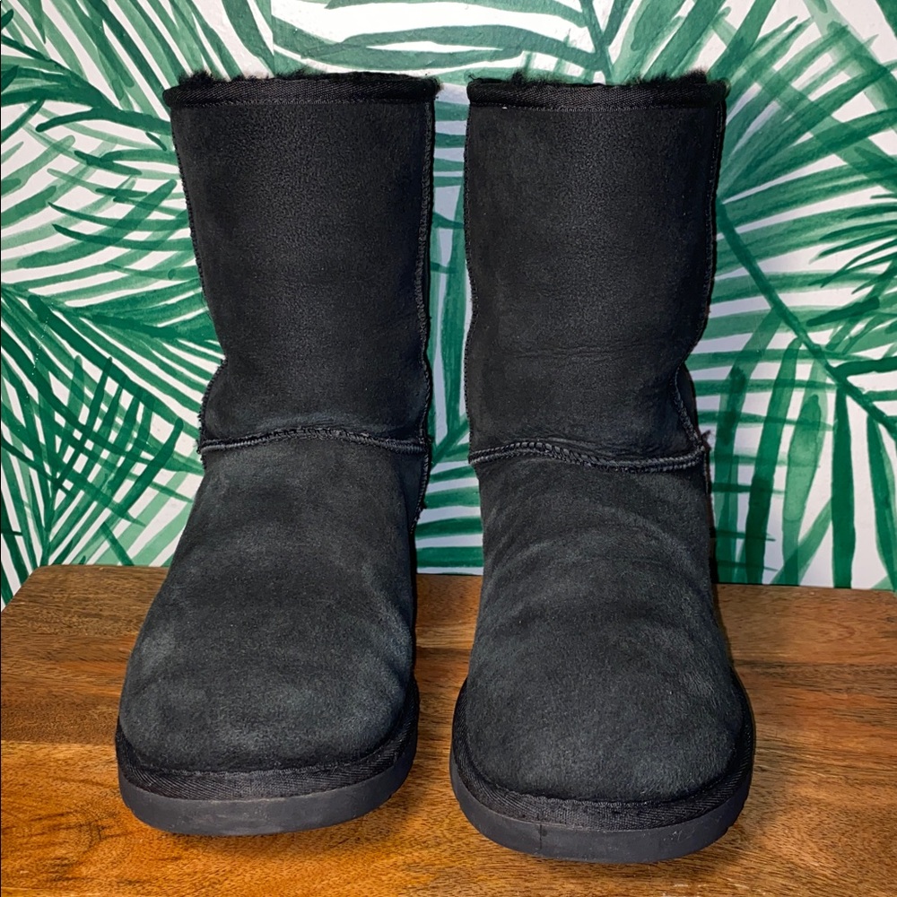 UGG Classic Short Black Sheepskin Boots Women’s 7 5825 - Picture 2 of 9